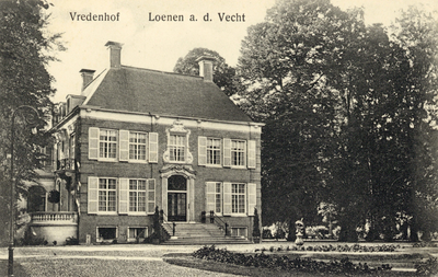13880 Gezicht op de voorgevel van het huis Vredenhoff (Rijksstraatweg 51-53) te Nieuwersluis (gemeente Loenen aan de Vecht).